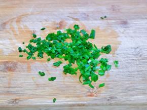 葱洗干净，切葱花备用。