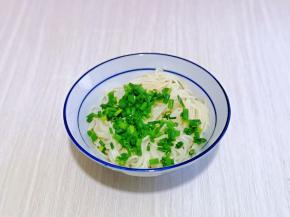 煮熟的面捞出，放入面碗中，撒上切好的葱花。