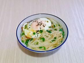 盛入煮面条的姜汤，再淋上芝麻油即可。