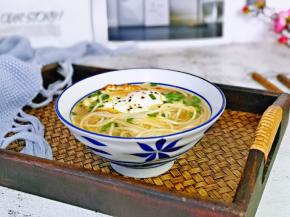 这道面口味比较清淡，其营养均衡。