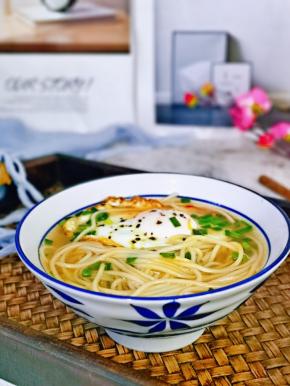寒冷的冬天，清晨一碗葱花鸡蛋面，满足～
