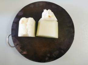 冬瓜去皮去瓤，尽量把软的部分切掉
