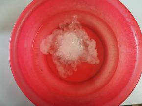 1500g的清水中加入25g食用石灰搅拌均匀