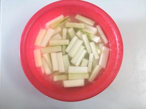 把冬瓜放入石灰水中泡10个小时以上（泡石灰的目的是让冬瓜发硬，如果泡得不够的话，后期做出来的瓜糖容易反。）