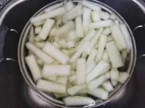 泡好的冬瓜条捞出来，放清水冲洗，再于清水中泡一小时，中间再换水两到三次