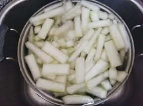 泡好的冬瓜条捞出来，放清水冲洗，再于清水中泡一小时，中间再换水两到三次