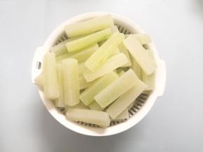 放入沥水篮里充分沥干水分；水分不够干，会影响炒冬瓜糖的干度