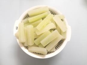 放入沥水篮里充分沥干水分；水分不够干，会影响炒冬瓜糖的干度