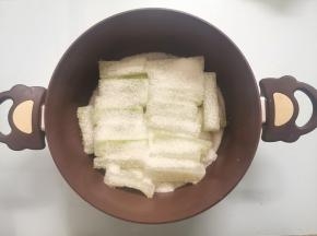 依次全部铺上白砂糖，冷藏腌制两天