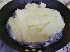 把冬瓜条和糖水一起入锅，大火煮