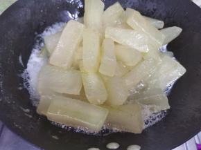 大火煮到糖水快干了，由大火转小火