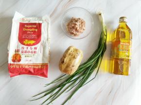 所需食材：  
（馅料）莲藕1节，猪肉~250克，葱花3棵，耗油~适量，酱油~适量，料酒少许，盐~适量，金龙鱼花生油~适量。
（饺子皮）金龙鱼饺子专用麦芯粉200克，盐1克，水100克左右。
（煎饺用）面粉10克，清水110克。