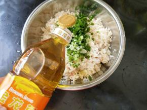 然后和猪肉放到一起，再加入葱花和花生油，搅拌均匀就可以了。
为了让馅料的口感更加香醇，我加入的是更具浓香的花生油，大家可以试试看，这样的馅料成品汤汁饱满，满口留香哦。