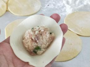 拿一片饺子皮放入适量莲藕馅