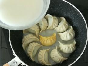 取10克面粉倒入碗里，然后加入110克清水，搅打均匀。
调好的面粉水，倒入锅里，没过饺子的三分之一处，然后盖上盖子，继续小火煎至水干，饺子底部金黄即可。