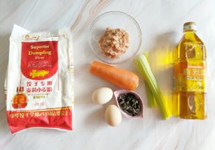 食材：
（馅料）猪肉150克，木耳适量，芹菜1瓣，胡萝卜半个，鸡蛋2个，蚝油一勺，料酒几滴，淀粉少许，盐适量，金龙鱼花生油适量。
饺子皮：金龙鱼饺子专用麦芯粉200克，盐1克，水100克左右。