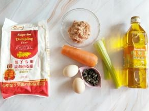 食材：
（馅料）猪肉150克，木耳适量，芹菜1瓣，胡萝卜半个，鸡蛋2个，蚝油一勺，料酒几滴，淀粉少许，盐适量，金龙鱼花生油适量。
饺子皮：金龙鱼饺子专用麦芯粉200克，盐1克，水100克左右。