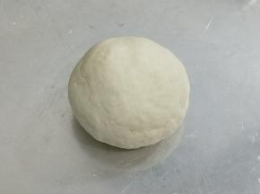 再揉成面团饧30分钟，然后用压面机压成薄片，再用饺子模具压成饺子皮。