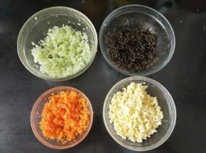 木耳、胡萝卜还有芹菜分别切碎，然后分别加入适量花生油和盐搅拌均匀（木耳要提前泡发。）