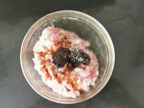 肉冲洗干净，然后用绞肉机搅成肉末，再加入淀粉、耗油、料酒、盐和金龙鱼花生油，搅拌均匀后腌20分钟。用花生油拌的馅料非常香，蒸好后汤汁饱满。