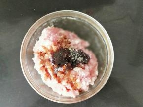 肉冲洗干净，然后用绞肉机搅成肉末，再加入淀粉、耗油、料酒、盐和金龙鱼花生油，搅拌均匀后腌20分钟。用花生油拌的馅料非常香，蒸好后汤汁饱满。