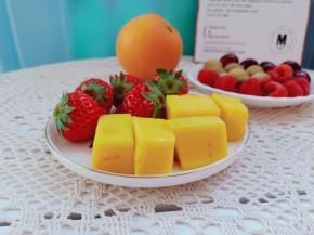 准备新鲜的各式水果。