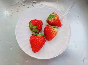 草莓加一点细盐清洗干净。