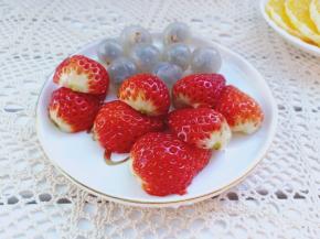 桂圆剥壳，草莓去蒂对半切开。