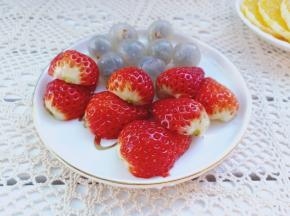 桂圆剥壳，草莓去蒂对半切开。