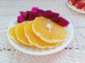 橙子剥皮切片，火龙果去皮切小方块。