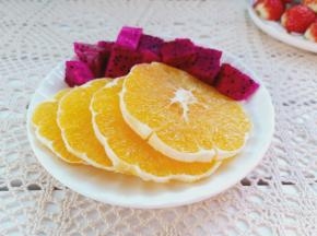 橙子剥皮切片，火龙果去皮切小方块。