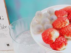 加入剥好的桂圆、草莓。