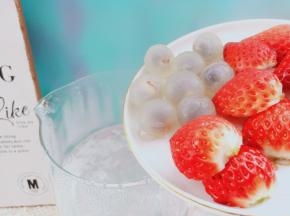 加入剥好的桂圆、草莓。