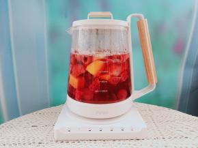 水果煮到颜色出来，加一点点冰糖调味即可。