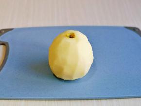 首先将雪梨去皮，冷水冲洗干净。