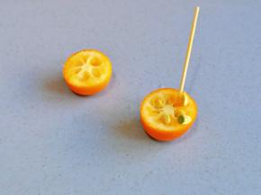 再把中间的籽挖出来，可以借助牙签。