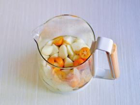 切好的雪梨先加入养生壶中，加适当的纯净水，这样雪梨不会氧化，再加入去籽的金桔。