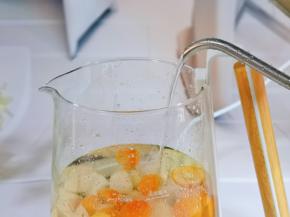 注入纯净水，一次性加够水量，途中不要加水。