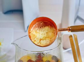 按个人口味加入冰糖。