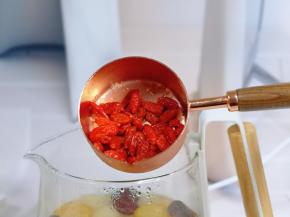 再加入洗干净的枸杞。