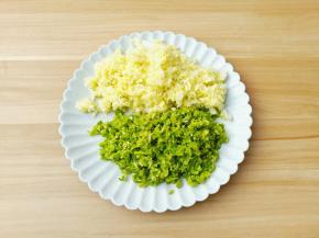 芹菜择去叶子与白菜都剁碎。