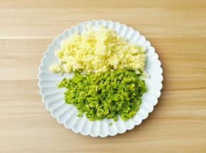 芹菜择去叶子与白菜都剁碎。