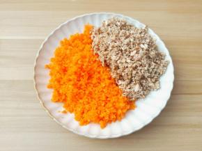 胡萝卜与香菇也剁成末。