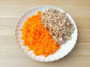 胡萝卜与香菇也剁成末。