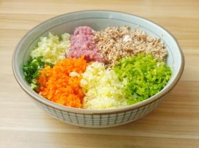 所有食材放在一个碗里。