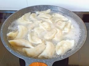 煮饺子期间加2次冷水煮到饺子浮起捞出。