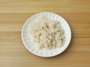 莲藕用搅拌机搅成细小的颗粒。