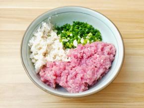 里脊肉、藕丁、小葱花放碗里。