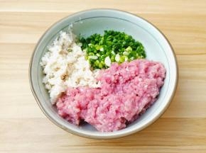 里脊肉、藕丁、小葱花放碗里。
