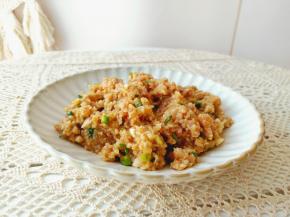 加上调料顺时针搅拌均匀。